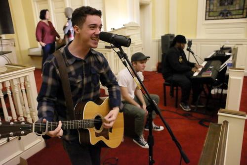 Music alum performs at Chapel service